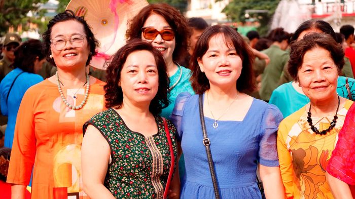 Cô Bùi Thị Minh Lan (thứ 2 từ phải sang) cho biết: "Chương trình rất nhân văn, góp phần lan tỏa đến mọi người một Hà Nội đẹp, an toàn và bình yên, đặc biệt là tuyên truyền nhiều kiến thức pháp luật bổ ích...".