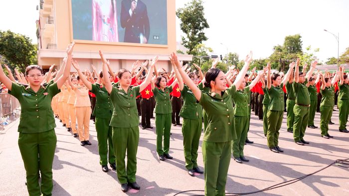Màn đồng diễn của cán bộ, chiến sĩ Công an thành phố Hà Nội.