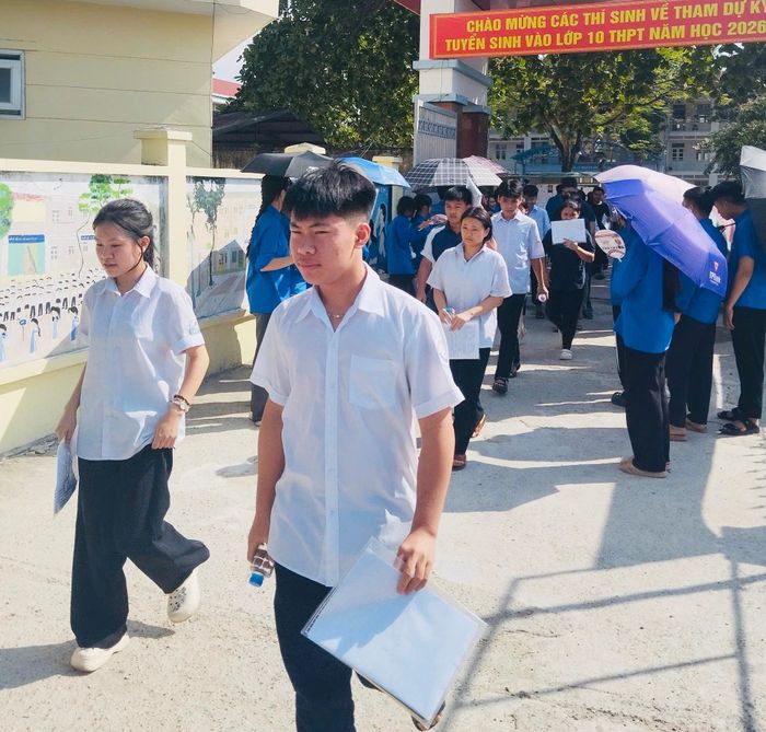 Nhiều thí sinh chia sẻ đề thi môn ngoại ngữ và môn tiếng anh vừa sức, không khó để đạt được điểm 8, 9. Ảnh: Bình Minh 