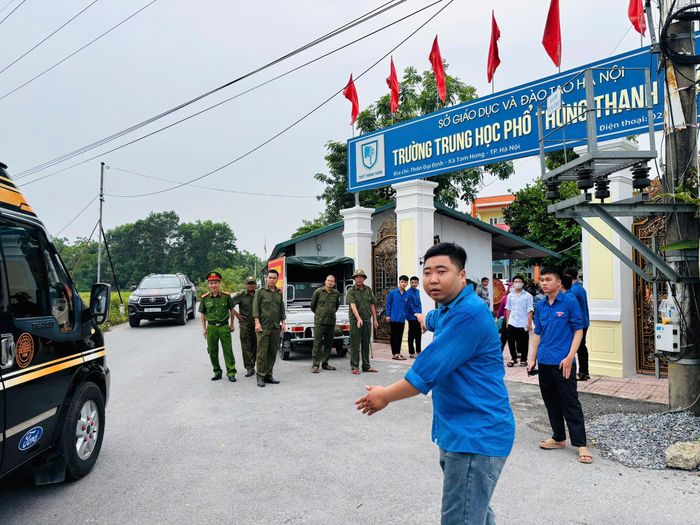 Đoàn viên thanh niên tình nguyện xã Tam Hưng có mặt từ 6 giờ 30 phút để hướng dẫn, hỗ trợ thí sinh và phụ huynh gửi xe. Ảnh: Bình Minh 