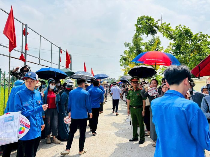 Lực lượng Công an xã Tam Hưng được bố trí để phân luồng giao thông và giữ gìn an ninh trật tự tại khu vực thi. Ảnh: Bình Minh 