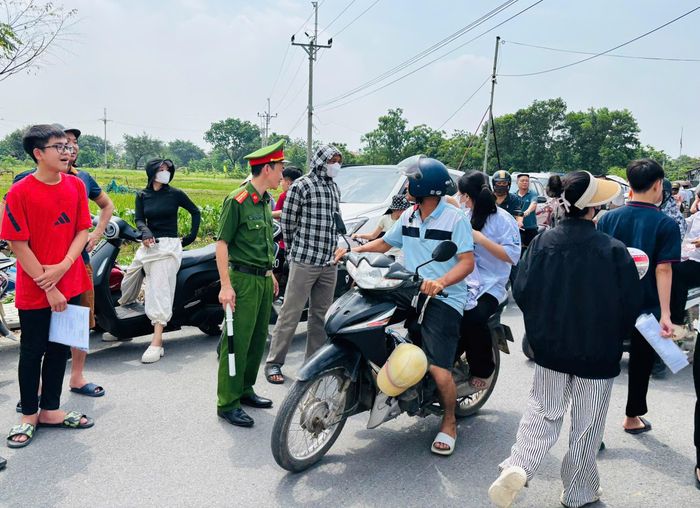 An ninh trật tự, an toàn giao thông, phòng, chống cháy nổ tại các điểm thi trên địa bàn xã Tam Hưng được bảo đảm. Ảnh: Bình Minh 