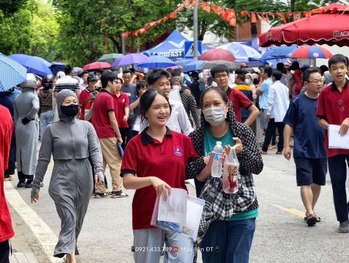 Phụ huynh chờ đón con em sau khi kết thúc ngày đầu thi vào lớp 10. Ảnh: CTV.