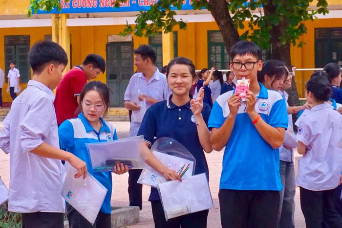 Thí sinh dự thi tại Trường THCS Thị trấn. Ảnh: Tùng Nguyễn.