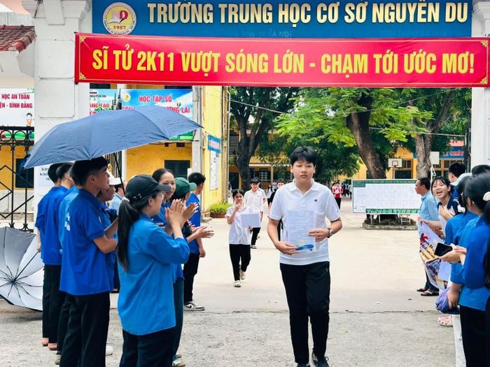 Một thí sinh kết thúc ngày thi đầu tiên tại Trường THCS Nguyễn Du. Ảnh: Tùng Nguyễn.