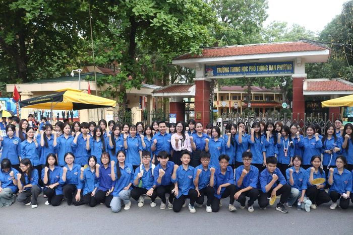 Khoảng 100 đoàn viên thanh niên xã Đan Phượng tham gia tiếp sức mùa thi. Ảnh: PV