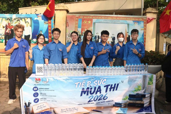 Đội hình tiếp sức mùa thi của Đoàn Thanh niên xã Đan Phượng. Ảnh: PV
