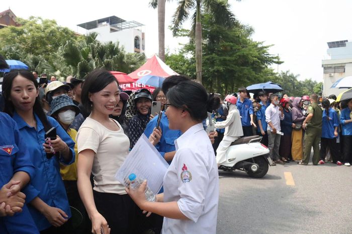 Phụ huynh luôn đồng hành cùng con trong kỳ thi quan trọng. Ảnh: PV