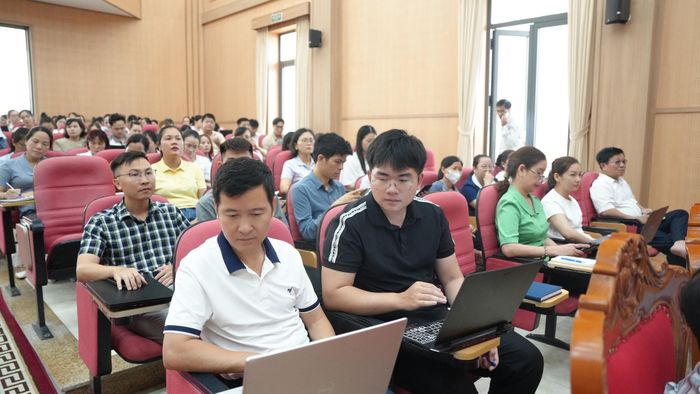 Các đại biểu chăm chú lắng nghe hướng dẫn của báo cáo viên về những tính năng nổi bật của hệ thống HanoiWork. Ảnh: AK