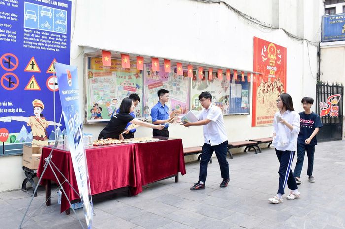 Nhiều lực lượng đồng hành cùng thí sinh. Ảnh: Phạm Thảo. 