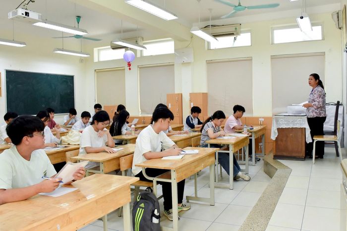 Thí sinh làm bài thi tại điểm thi Trường THCS Nguyễn Du (phường Hoàn Kiếm). Ảnh: Phạm Thảo. 