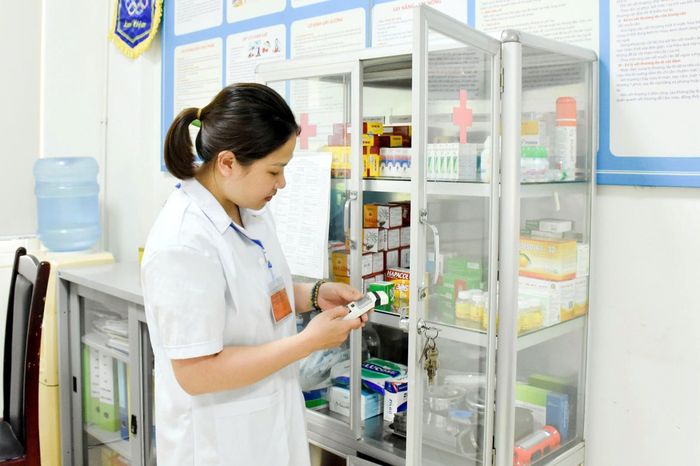 Bà Đinh Thị Lan, nhân viên y tế Trường Trung học cơ sở Nguyễn Du kiểm tra thiết bị y tế trước mỗi giờ thi.Ảnh: Phạm Thảo. 