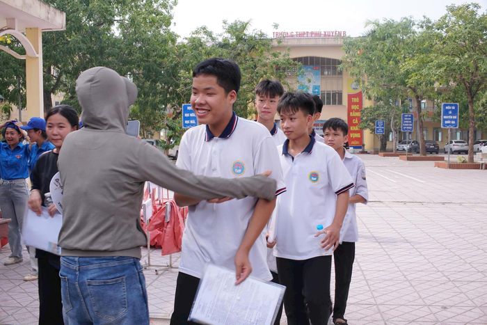 Niềm vui của thí sinh sau khi hoàn thành môn thi thứ hai trong ngày thi đầu tiên. Ảnh: HN