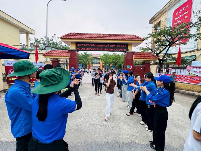 Động viên tinh thần các thí sinh sau khi kết thúc môn thi. Ảnh: HN