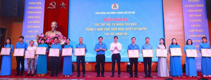 Biểu dương, khen thưởng 30 tập thể và 30 cá nhân có thành tích xuất sắc trong thực hiện Nghị quyết số 02-NQ/TW. Ảnh: N Ánh