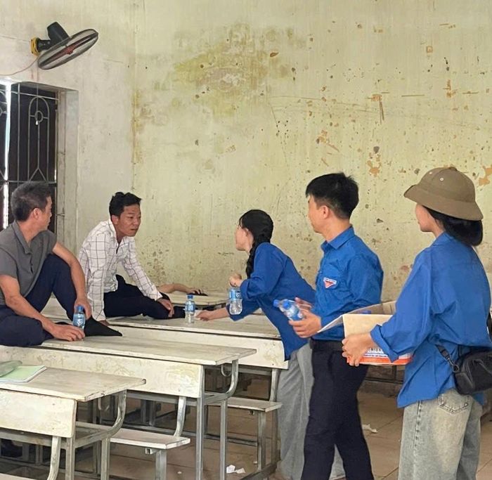Lực lượng đoàn viên phát nước miễn phí cho người nhà thí sinh ở khu nghỉ tại điểm Trường THPT Hợp Thanh. Ảnh: VB
