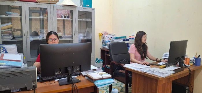 Các chuyên viên phòng Văn hóa - Xã hội xã Mỹ Đức trực trước, trong và sau thi để tổng hợp và báo cáo cấp có thẩm quyền xử lý những phát sinh nhanh nhất có thể. Ảnh: VB