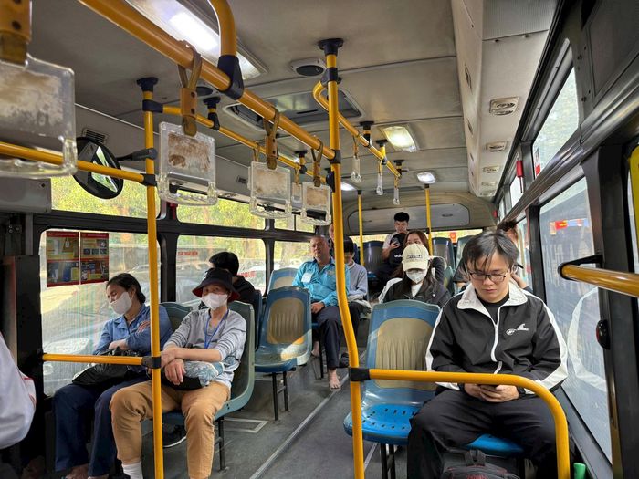 Người dân đang dần thay đổi thói quen di chuyển bằng phương tiện công cộng. Ảnh: NT