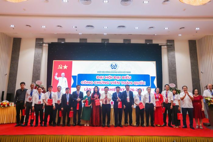 Đại hội tặng quà, tri ân lãnh đạo Hiệp hội công chứng viên Việt Nam nhiệm kỳ II. Ảnh: Khánh Huy