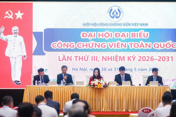 Đoàn Chủ tịch Đại hội làm việc. Ảnh: Khánh Huy