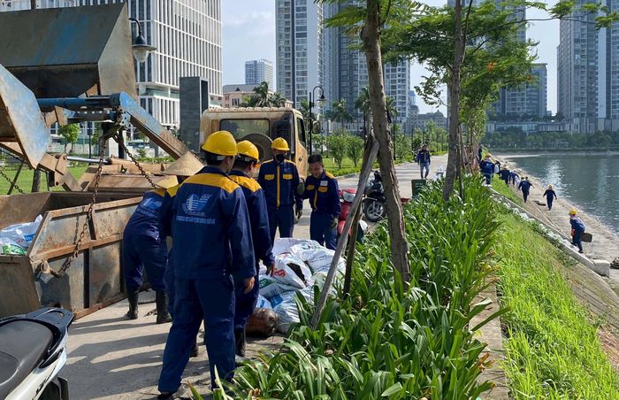 Lực lượng chức năng đã kịp thời dọn dẹp, khắc phục sự cố. Ảnh: Vân Nhi