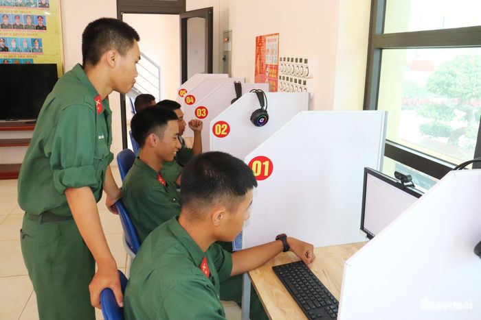 Hoạt động tìm hiểu thông tin trên internet là một trong những nội dung sinh hoạt văn hóa thường xuyên tại Trung đoàn 165. Ảnh: Tuấn Điệp