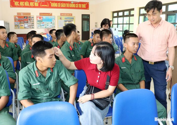Những lời động viên từ gia đình tiếp thêm động lực để chiến sĩ yên tâm học tập, rèn luyện tại đơn vị. Ảnh: Tuấn Điệp