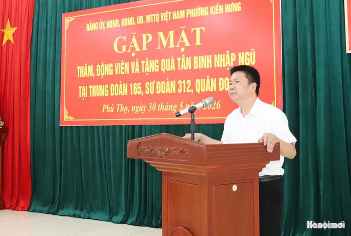 Đồng chí Trần Mạnh Hải, Phó Chủ tịch UBND phường Kiến Hưng phát biểu động viên các chiến sĩ mới tại buổi gặp mặt. Ảnh: Tuấn Điệp
