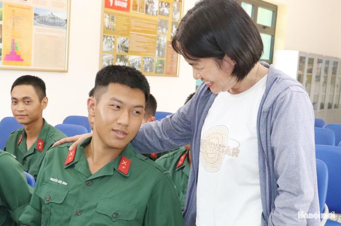 Niềm vui, sự xúc động của gia đình khi gặp lại chiến sĩ sau những tháng ngày rèn luyện trong quân ngũ. Ảnh: Tuấn Điệp