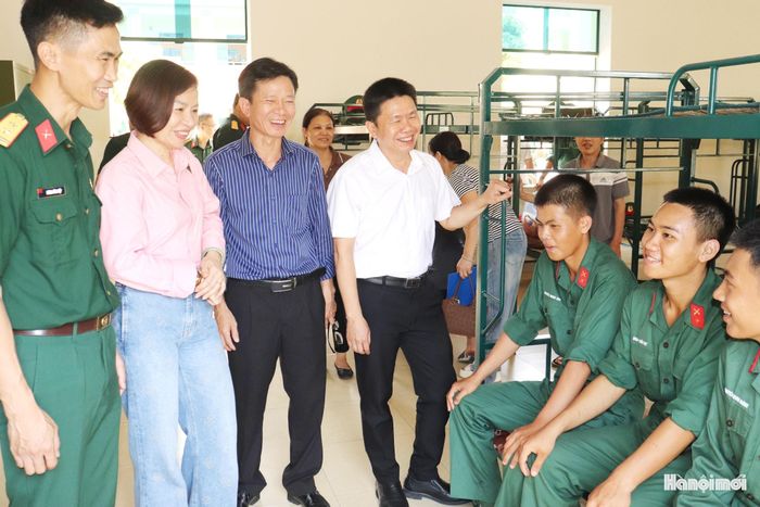 Lãnh đạo phường Kiến Hưng cùng thân nhân tân binh thăm nơi ăn ở, sinh hoạt của các chiến sĩ tại Trung đoàn 165. Ảnh: Tuấn Điệp