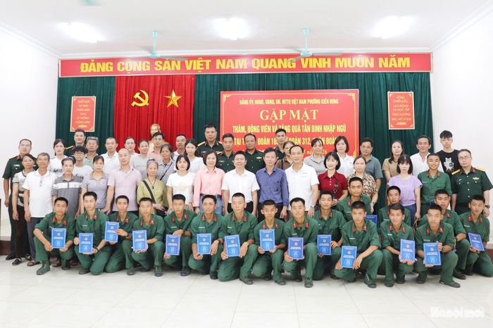 Đoàn công tác phường Kiến Hưng chụp ảnh lưu niệm cùng cán bộ, chiến sĩ Trung đoàn 165 và các tân binh. Ảnh: Tuấn Điệp