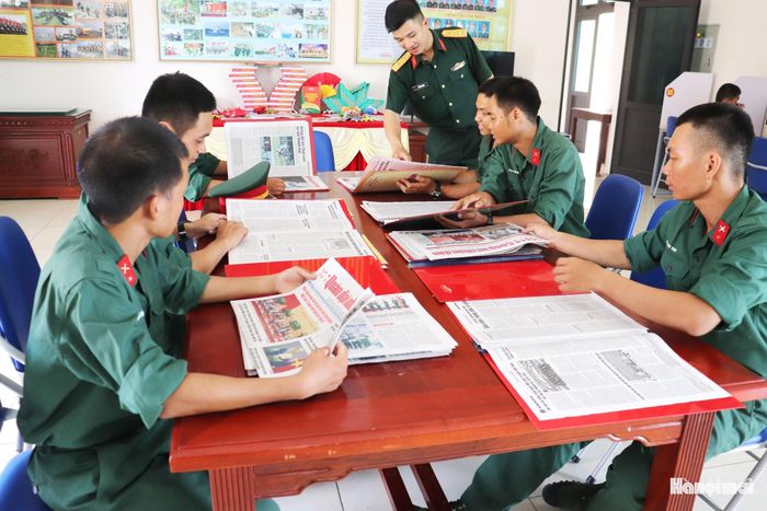 Chiến sĩ Trung đoàn 165 đọc báo, cập nhật thông tin thời sự trong giờ sinh hoạt văn hóa tinh thần tại đơn vị. Ảnh: Tuấn Điệp