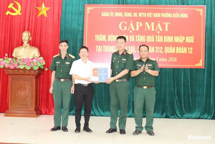 Đại diện UBND phường Kiến Hưng trao quà cảm ơn Trung đoàn 165 đã quan tâm, giáo dục và rèn luyện các chiến sĩ mới. Ảnh: Tuấn Điệp