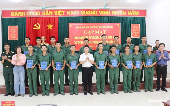 Những phần quà ý nghĩa từ địa phương tiếp thêm động lực để các chiến sĩ mới yên tâm học tập, rèn luyện. Ảnh: Tuấn Điệp