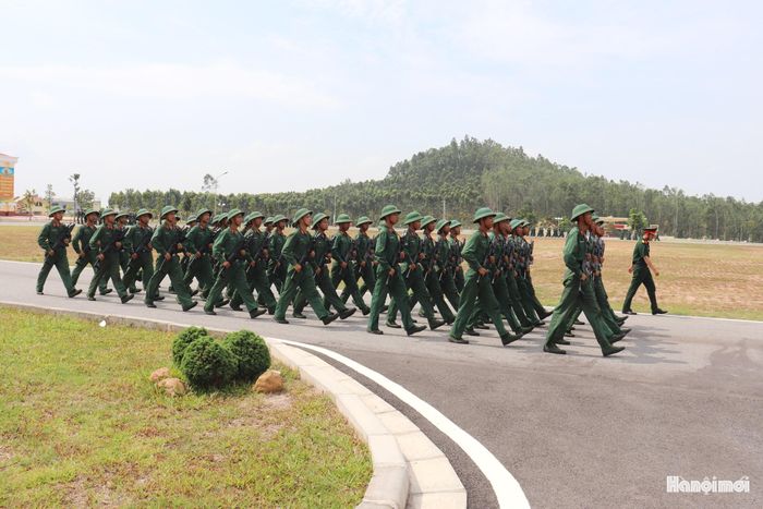Cán bộ, chiến sĩ Trung đoàn 165 rèn luyện điều lệnh, nâng cao bản lĩnh và ý chí trong môi trường quân đội. Ảnh: Tuấn Điệp