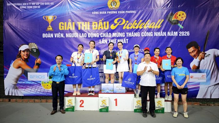 BTC trao giải cho các VĐV đoạt thành tích Xuất sắc. Ảnh: PV