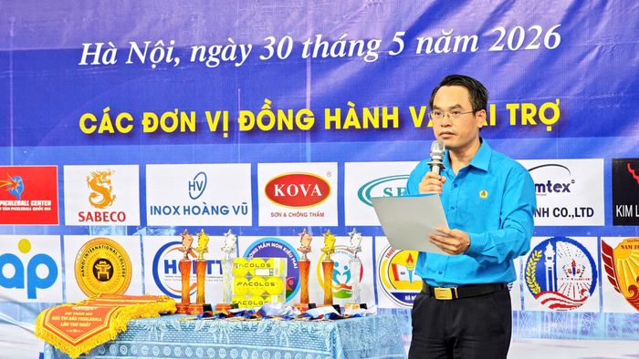 Chủ tịch Công đoàn phường Xuân Phương Bùi Văn Cường phát biểu khai mạc giải đấu. Ảnh: PV