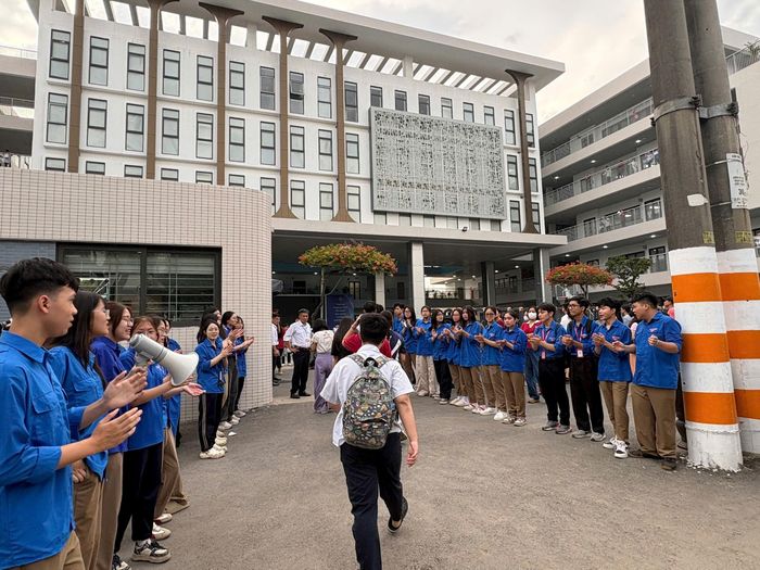 Không khí tại Điểm thi THPT Đỗ Mười trong ngày thi đầu tiên diễn ra ổn định, nền nếp. Ảnh: Phong Lan