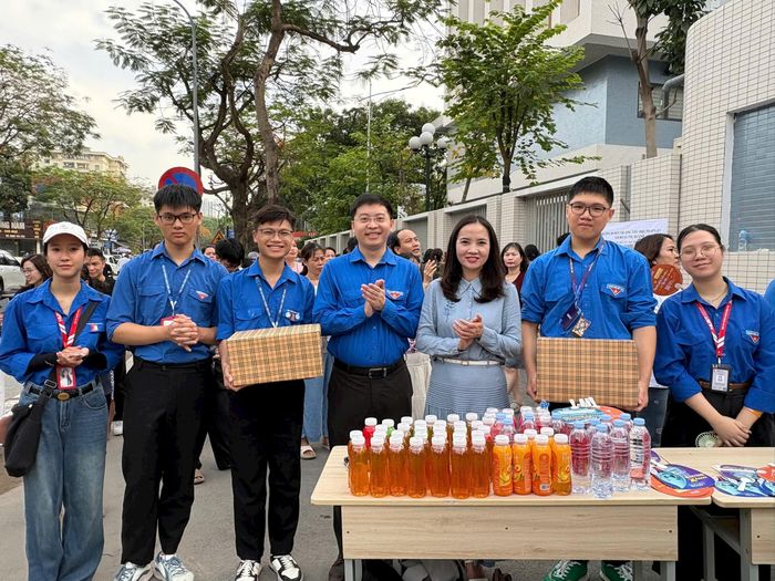 Các lực lượng đoàn viên thanh niên, tình nguyện viên tích cực hỗ trợ hướng dẫn thí sinh, tiếp sức mùa thi, góp phần tạo hình ảnh đẹp, thân thiện trong kỳ thi năm nay. Ảnh: Phong Lan