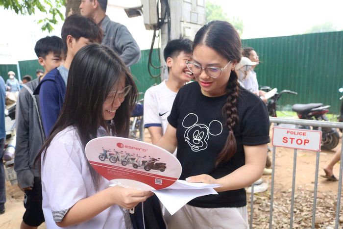 Thí sinh phấn khởi sau khi hoàn thành môn thi ngoại ngữ. Ảnh: PV