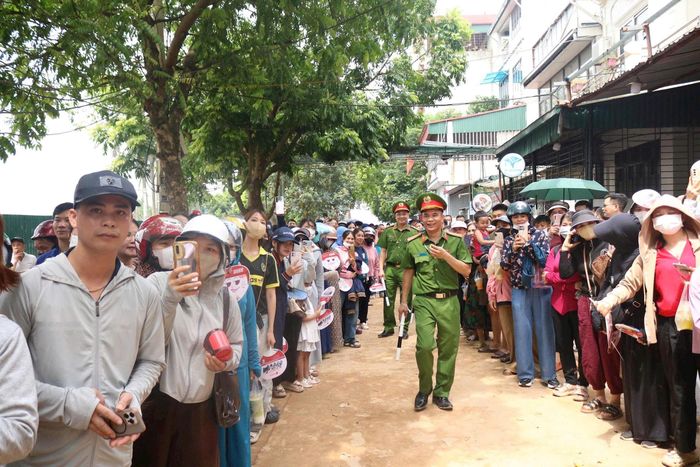 Lực lượng Công an xã hỗ trợ kỳ thi. Ảnh: PV