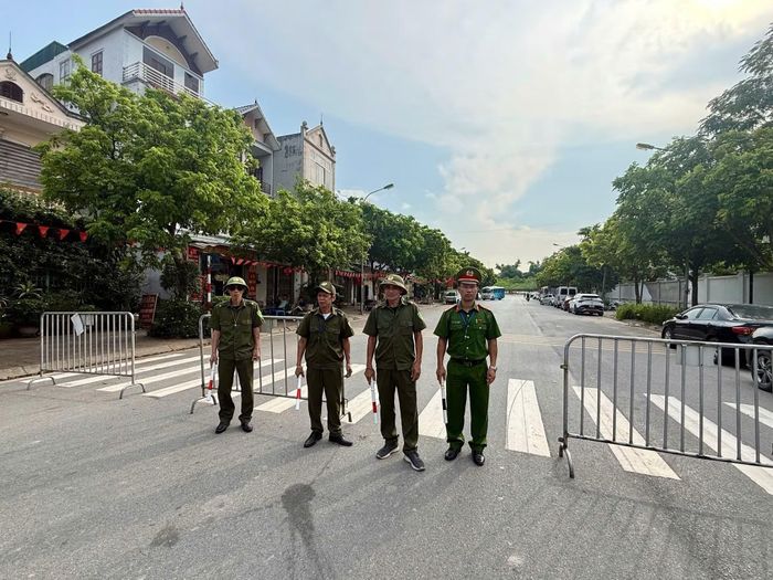 Ngày đầu tiên của kỳ thi vào lớp 10 tại Hà Nội, các lực lượng chức năng đã góp phần đảm bảo sự an toàn cho các thí sinh. Ảnh: Công an Hà Nội