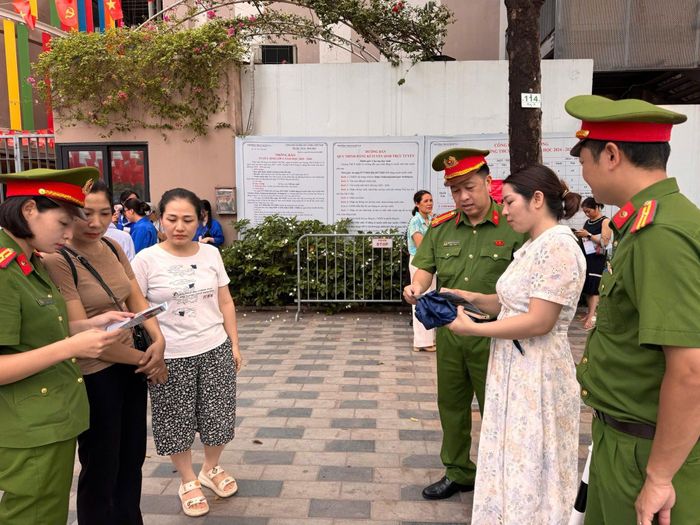 Công tác bảo vệ tại điểm thi được lực lượng công an triển khai nhiều biện pháp. Ảnh: Công an Hà Nội