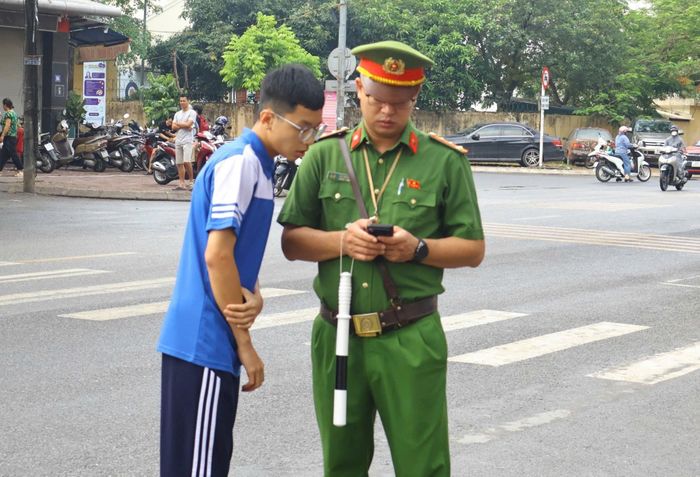 Cán bộ cảnh sát hướng dẫn, động viên các thí sinh.