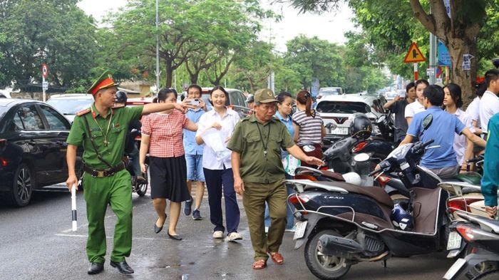 Cán bộ cảnh sát hướng dẫn, nhắc nhở giữ gìn an ninh trật tự xung quanh khu vực thi.