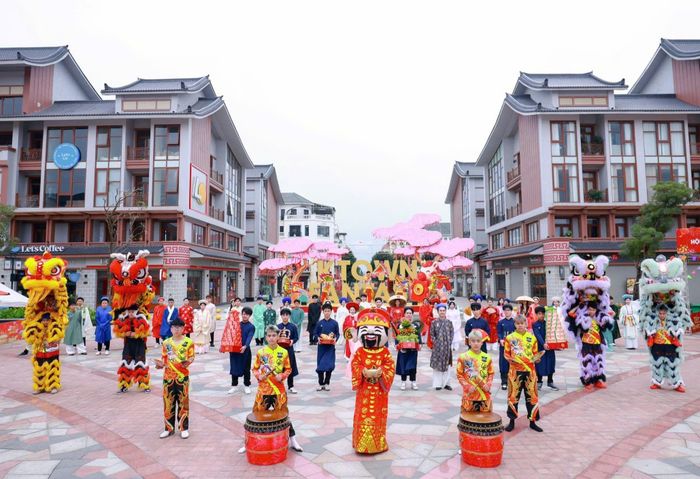 Chương trình Diễu hành hỷ sự tại Hà Nội lan tỏa văn hóa Việt phục đến gần hơn với công chúng trẻ. Ảnh: TD