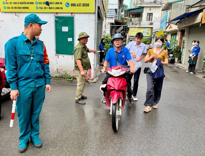 Các lực lượng làm nhiệm vụ bảo đảm an ninh trật tự khu vực điểm thi. Ảnh: Võ Giang