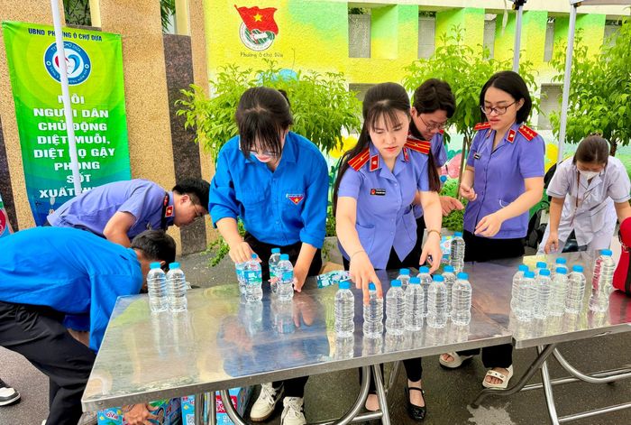 Chuẩn bị nước uống và các điều kiện cần thiết phục vụ thí sinh trong thời gian diễn ra kỳ thi. Ảnh: Võ Giang