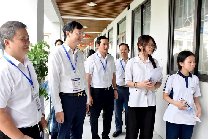 Ban Chỉ đạo thi, tuyển sinh thành phố kiểm tra công tác tổ chức kỳ thi tại điểm thi Trường THCS Thành Công (phường Giảng Võ). Ảnh: Phạm Thảo. 