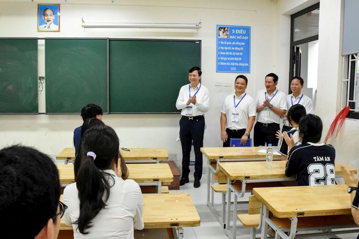 Giám đốc Sở GD-ĐT Hà Nội Nguyễn Văn Hiền và đoàn công tác động viên thí sinh trước giờ thi. Ảnh: Phạm Thảo.